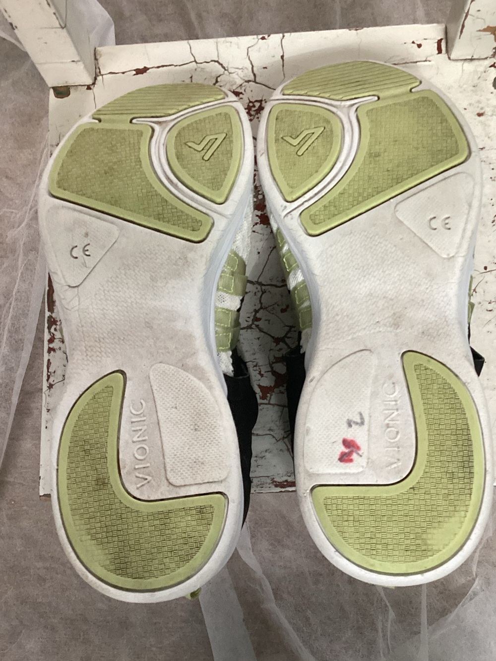 Vionic White Mesh Women’s Sneakers Lime and Black Accents LC: 05-2020 Size 8.5 - Picture 7 of 8